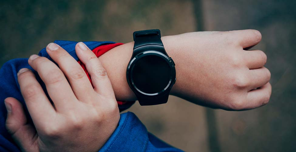 Bracelet GPS pour enfant relié au téléphone portable des parents